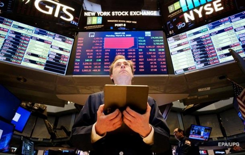 Американская биржа закрылась невиданным за 30 лет обвалом