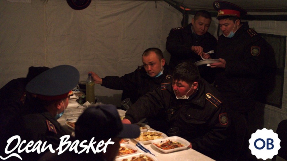 В Алматы бесплатно накормили врачей и военных, борющихся с коронавирусом