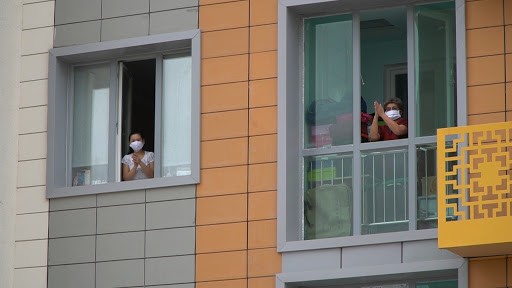 Карантин в столице: жители выходят на балконы и аплодируют врачам