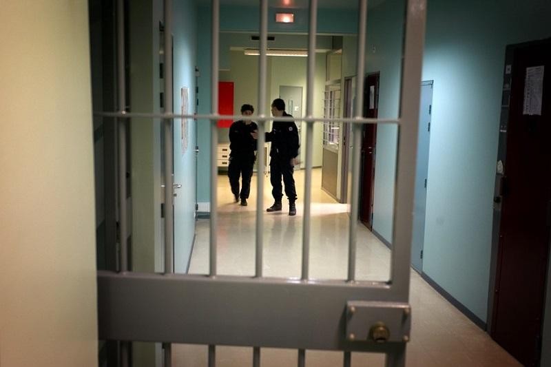 Более 6 тысяч заключенных освободили из-за коронавируса во Франции