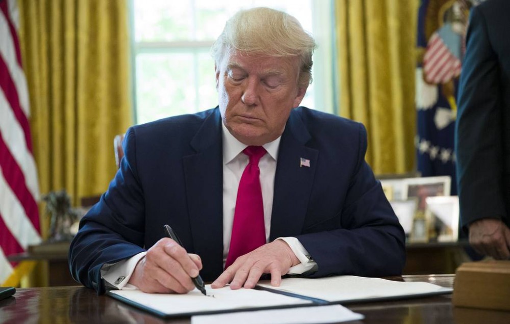 Президент США подписал указ о санкциях против стран, не забирающих своих граждан