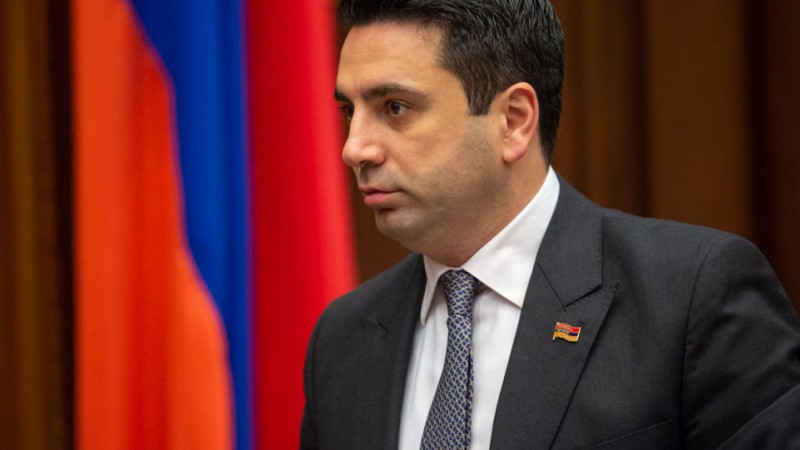 Вице-спикер парламента Армении ударил блогера головой по носу   
