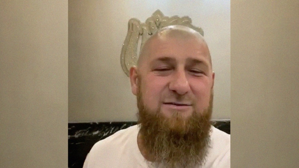 Кадыров побрился налысо в ответ на просьбу открыть парикмахерские