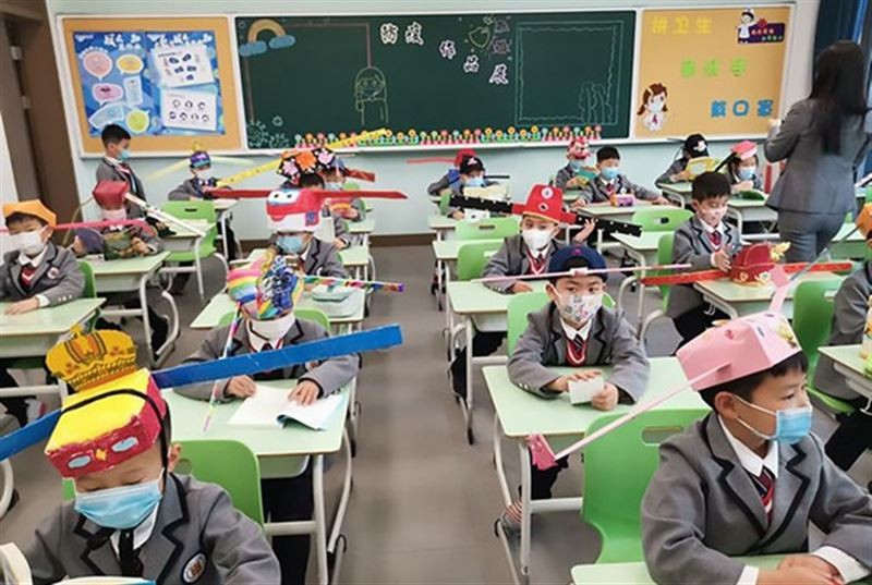 Необычные шляпы для защиты от коронавируса носят китайские школьники