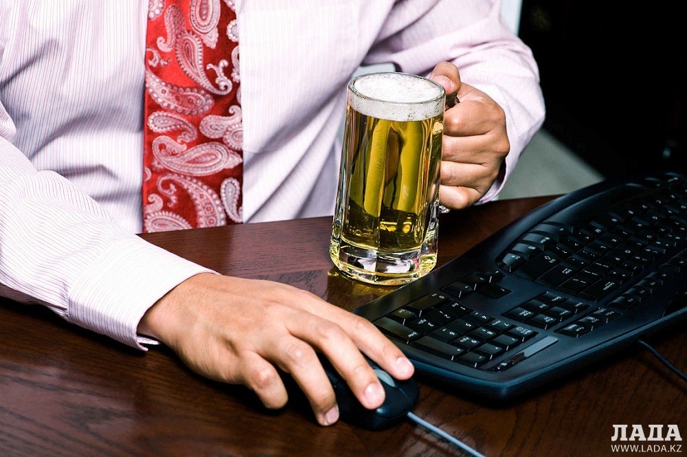 Чиновника в Актау могут наказать за выпивку на рабочем месте