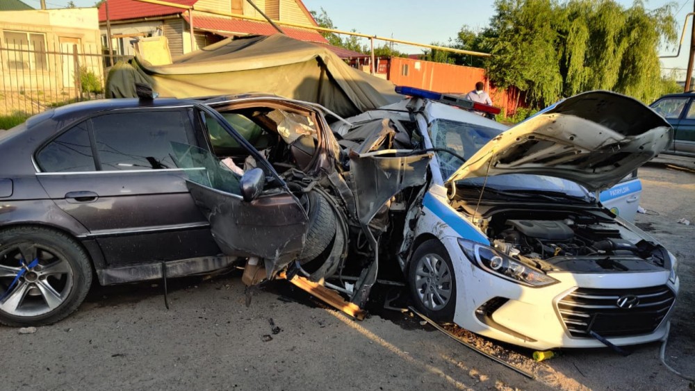 Пьяный водитель протаранил блокпост в Алматы: скончался полицейский