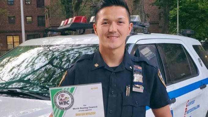 Казах-полицейский из Нью-Йорка получил награду от WBC