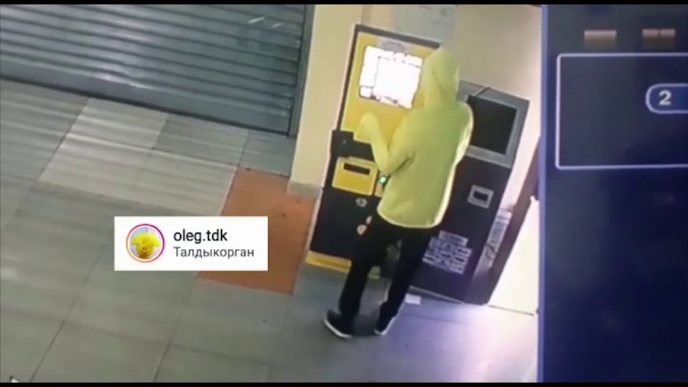    Кража терминала из ТРЦ попала на видео