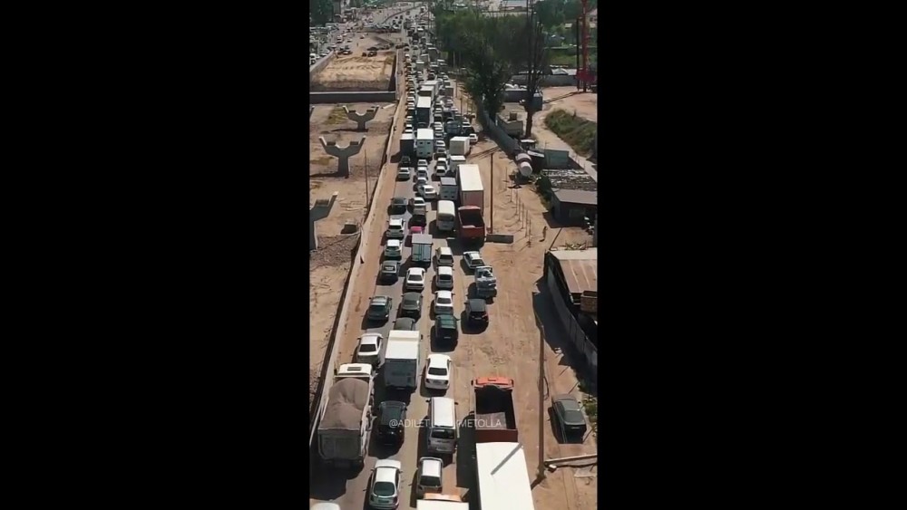 Гигантская пробка на блокпосту в Алматы – кадры с воздуха (видео)⠀