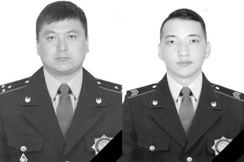 Президент наградил посмертно полицейских, погибших на блокпосту в Алматы