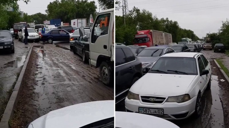 Километровые пробки образовались на въездах в Алматы
