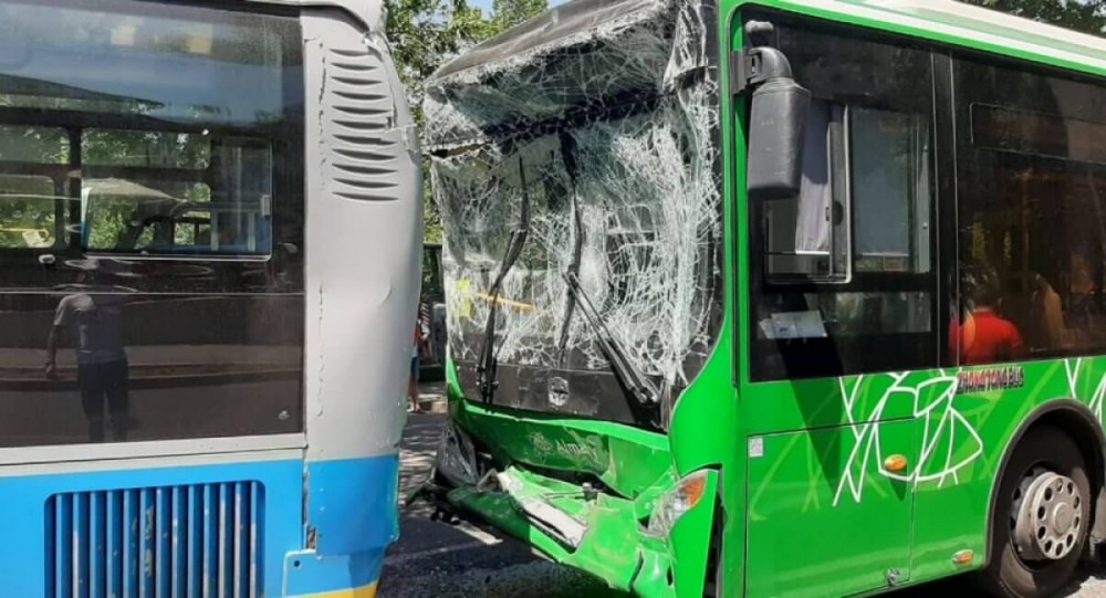 ДТП с участием автобусов произошло в Алматы: пострадали девять человек