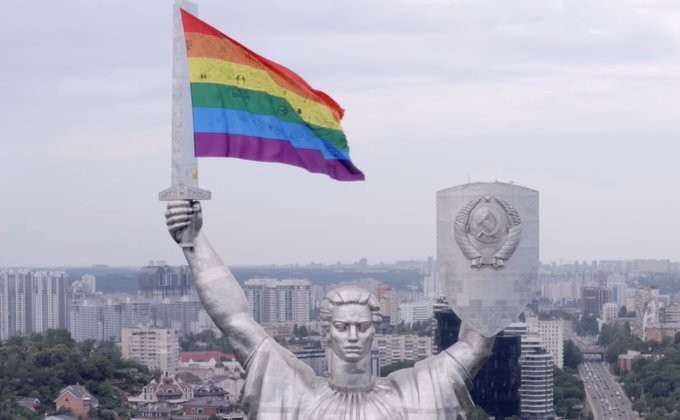 Флаг ЛГБТ «украсил» меч «Родины-матери» в Киеве