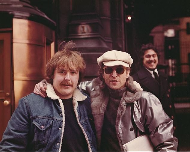   В Сети появились фото Джона Леннона с его убийцей   