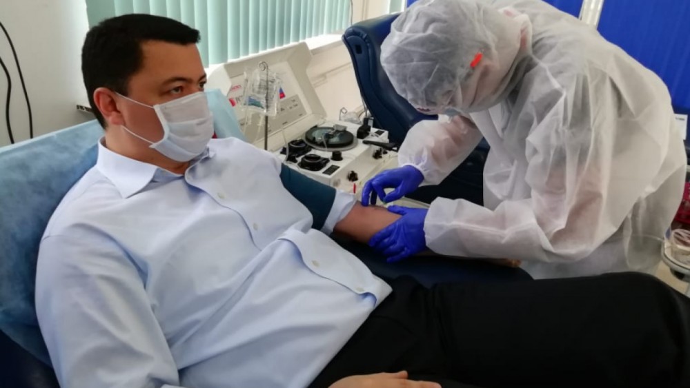 Глава горздрава Алматы сдал кровь для лечения больных коронавирусом