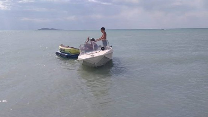 12-летнего мальчика на матрасе ветром унесло в озеро Алаколь