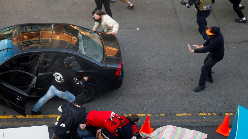 Автомобиль въехал в толпу протестующих против расизма в Сиэтле   
