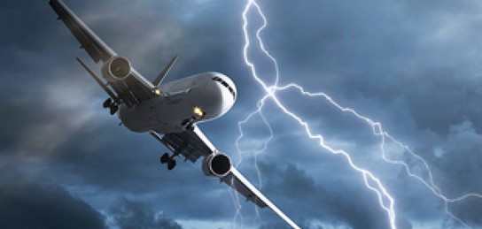 Молния ударила в самолет в Павлодаре