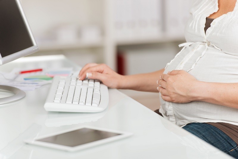 Подать заявку на назначение выплаты в связи с беременностью и родами можно онлайн