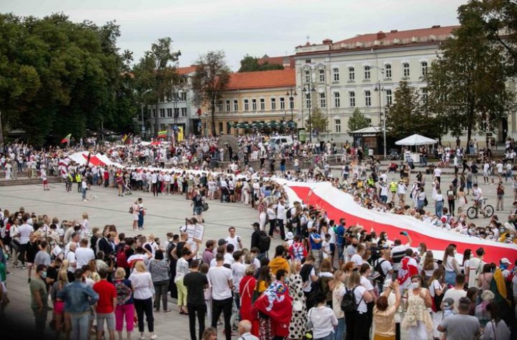Десятки тысяч людей встали в живую цепь от Вильнюса до границы с Беларусью