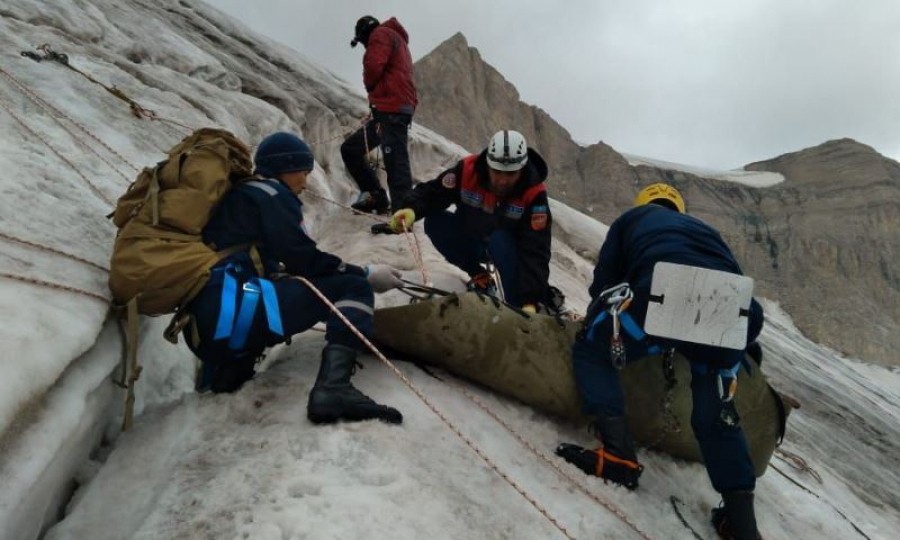 Тело погибшей туристки достали из 10-метровой щели в горах