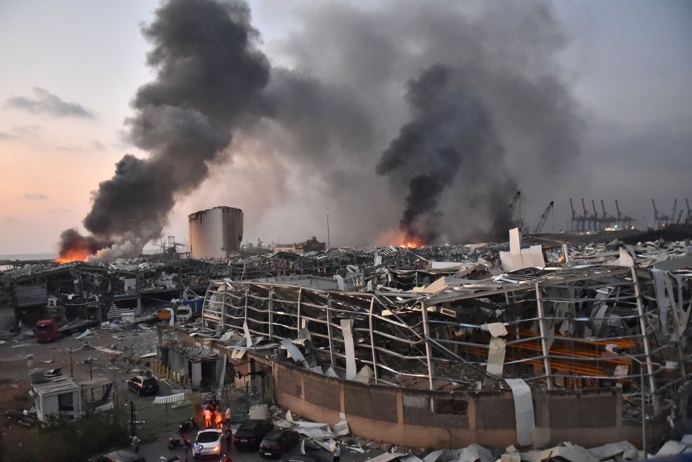 СМИ: Таможенники заранее предупреждали об опасности взрыва в Бейруте  