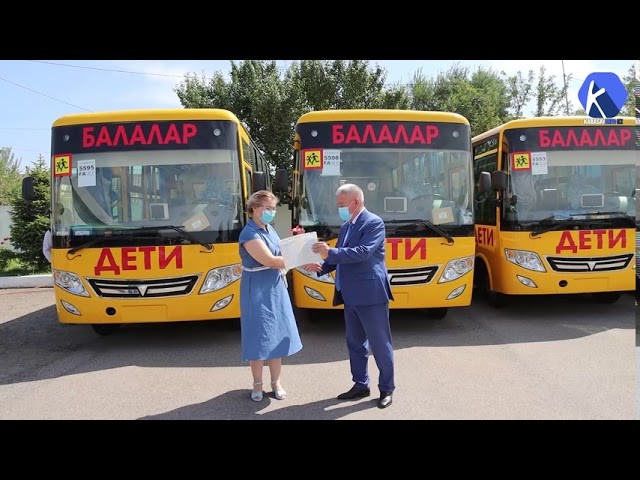  Автопарк трех школ пополнился новыми автобусами