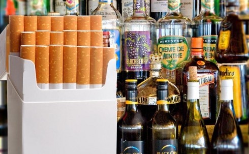 Казахстанцев обязали показывать документы при покупке сигарет и алкоголя