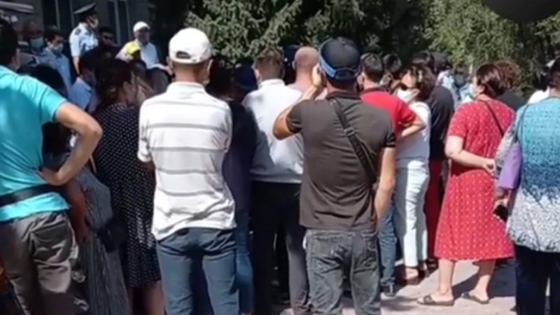 Алматы облысында базар сатушылары әкімдік алдына жиналды   