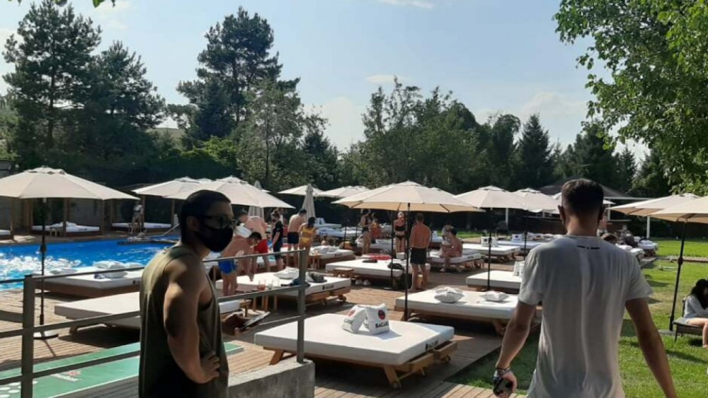    Зона отдыха с бассейном продолжала работать в Алматы