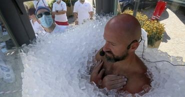 Австриец установил мировой рекорд, просидев в кабине со льдом 2,5 часа