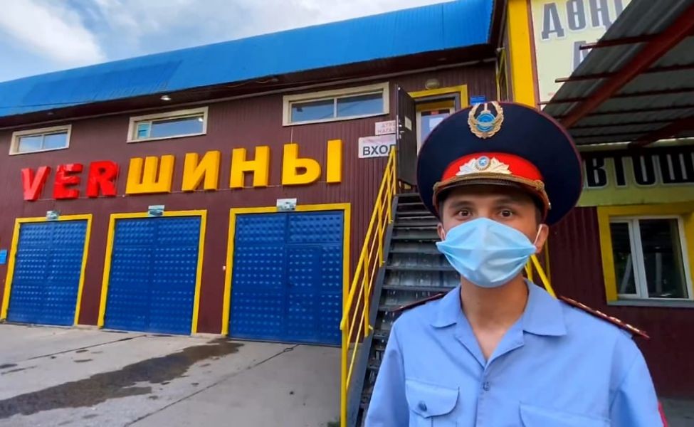 В Алматинской области суд не оштрафовал мужчину за незаконное ношение полицейской формы   