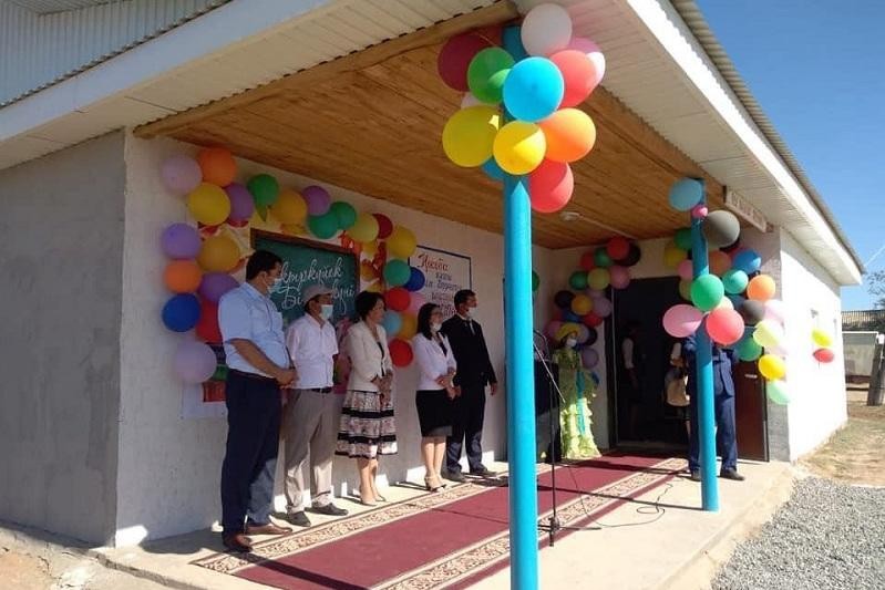 Сельчане сами построили школу с мини-центром в Казталовском районе ЗКО