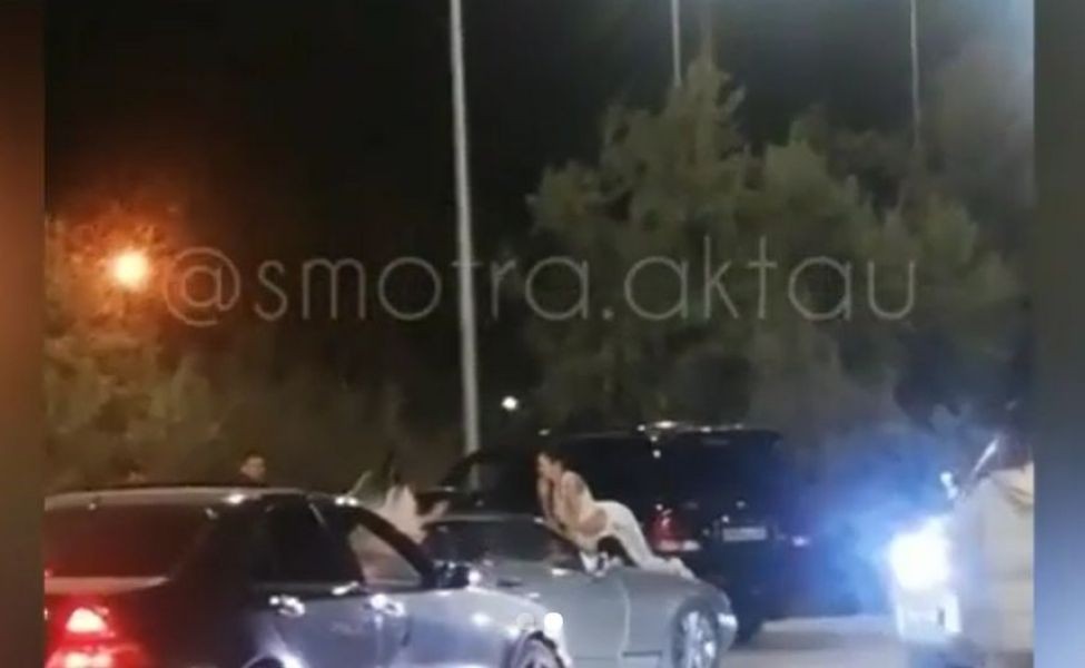 Водитель прокатил танцующих девушек на капоте кабриолета в Актау   