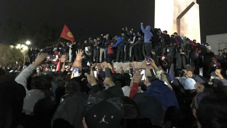 Беспорядки в Бишкеке и Оше. Как прошла ночь в Кыргызстане