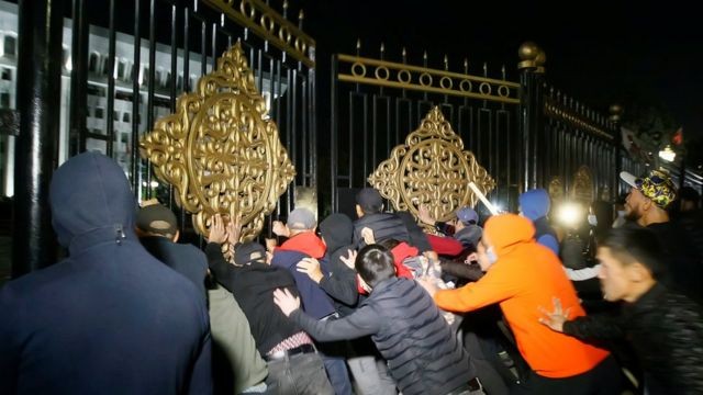 Митингующие освободили экс-президента Кыргызстана Алмазбека Атамбаева