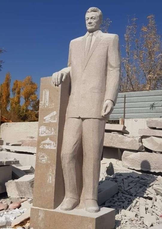 Строительство памятника Кунаеву приостановили   