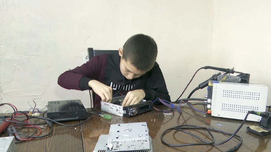 13-летний школьник открыл цех по ремонту электротехники