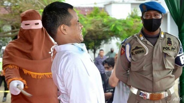 Индонезиец не выдержал публичной порки за изнасилование ребенка