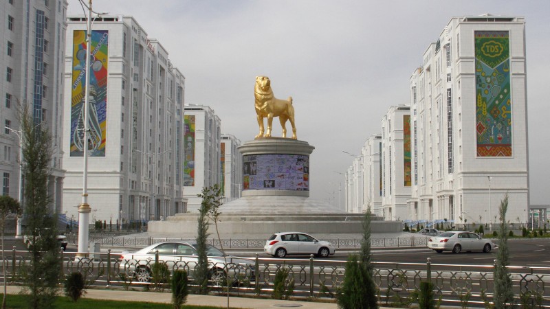 Президент Туркменистана открыл 15-метровый золотой памятник алабаю