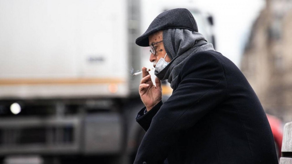 В Турции запретили курить на улице из-за коронавируса