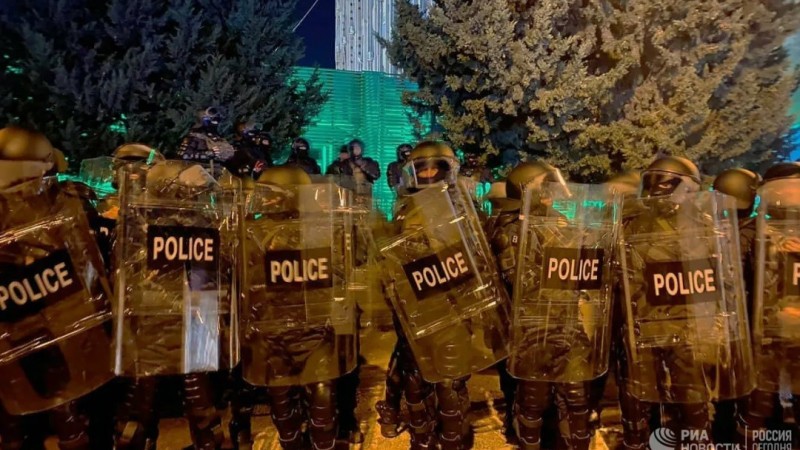 Оппозиция вновь протестовала в Грузии, полиция применила водометы   