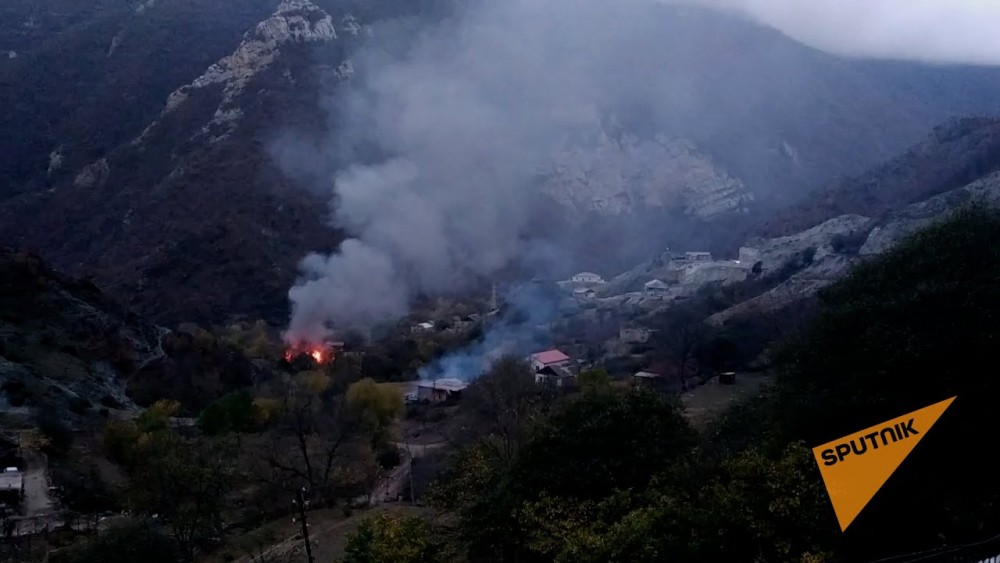 Покидающие Карабах армяне поджигают свои дома