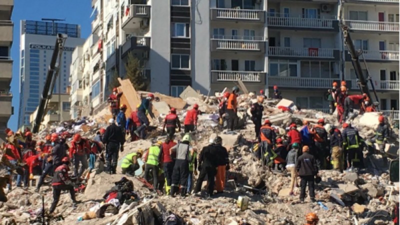 Число погибших при землетрясении растет в Турции   