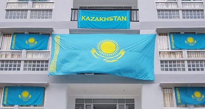 Казахстанцы начали развешивать флаг страны на своих балконах