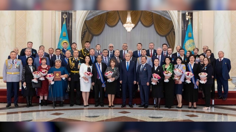 Президент наградил Мамина и Баталова