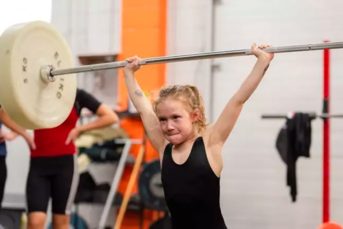 Самая сильная семилетняя девочка в мире поднимает 80 килограммов