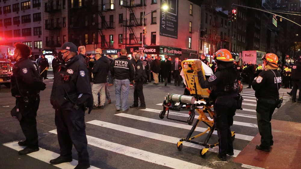 В толпу демонстрантов в центре Нью-Йорка врезался автомобиль