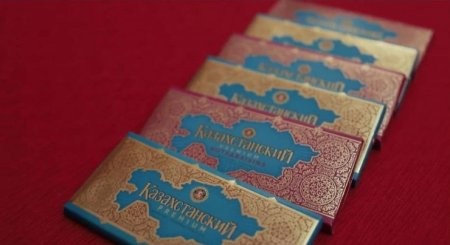 Скандальным российским депутатам отправили шоколад с картой Казахстана