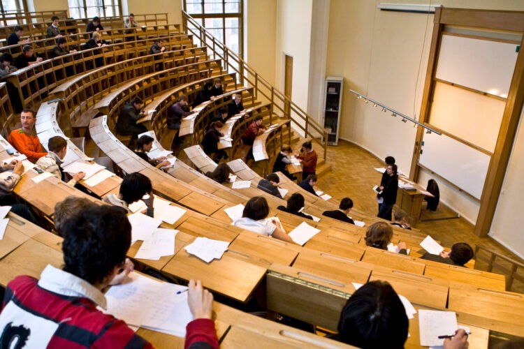 Студентам Казахстана разрешат ходить в университеты с 18 января